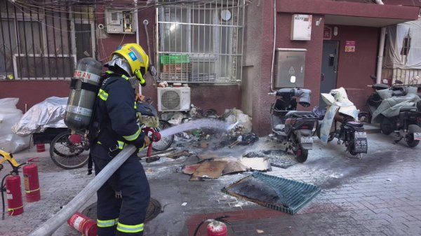 北京股票配资平台 拾荒堆物险酿大祸, 热心路人挺身而出灭火疏散居民